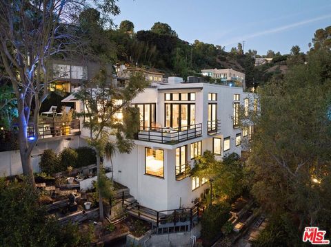 Photo of 9314 Lloydcrest Drive, Beverly Hills, CA 90210 (MLS # 25539577)