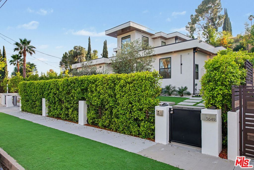 Photo of 5649 Rawlings Avenue, Woodland Hills, CA 91367 (MLS # 26674165)