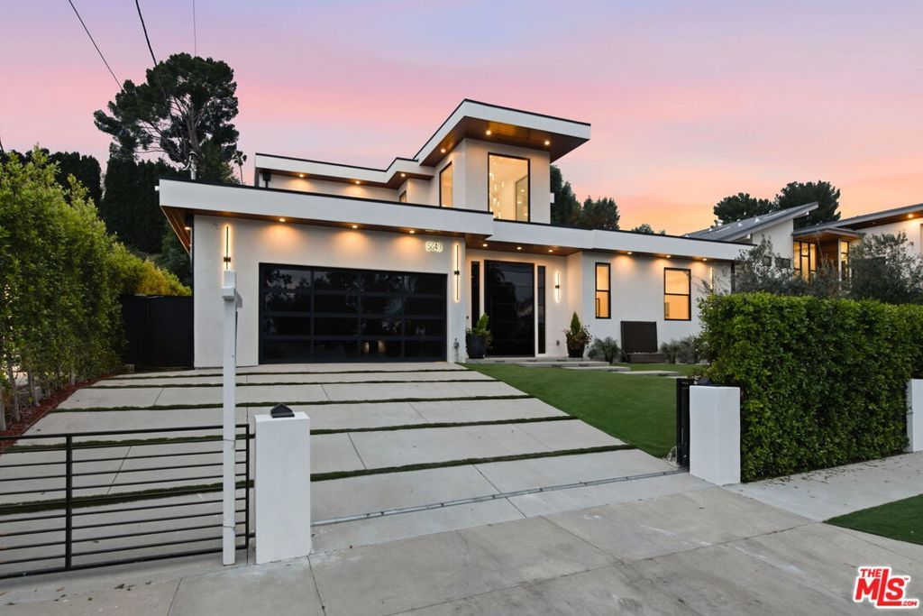 Photo of 5649 Rawlings Avenue, Woodland Hills, CA 91367 (MLS # 26674165)