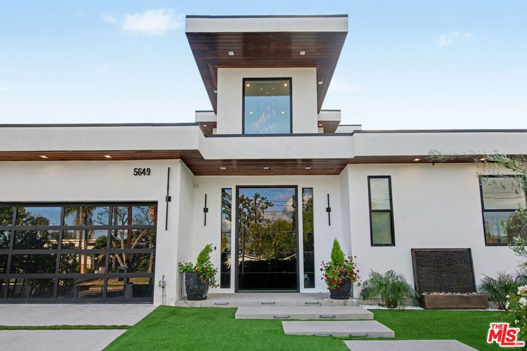 Photo of 5649 Rawlings Avenue, Woodland Hills, CA 91367 (MLS # 26674165)