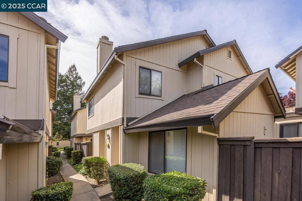 Well appointed 3 bed/2.5 bathroom residence in a delightful community. Amenities include pool. Private entry, enclosed patio, & garage. Spacious and open living spaces with high ceilings. Close proximity to transportation, shopping, schools & more.