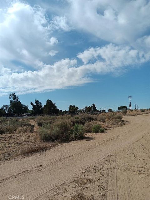 Photo of 6727 Coyote Road, Phelan, CA 92371 (MLS # HD25102725) Photo of 6727 Coyote Road, Phelan, CA 92371 (MLS # HD25102725)