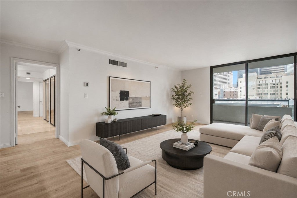 600 W 9th ST