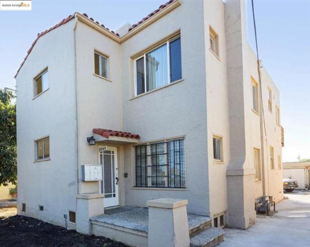 This property presents an excellent investment opportunity for building multi-generational wealth. It features four units, each with one bedroom and one bathroom, along with four dedicated parking spaces.The property sits on a large lot with significant potential for an Accessory Dwelling Unit (ADU). Don't miss the chance to make this multi-unit property yours!
