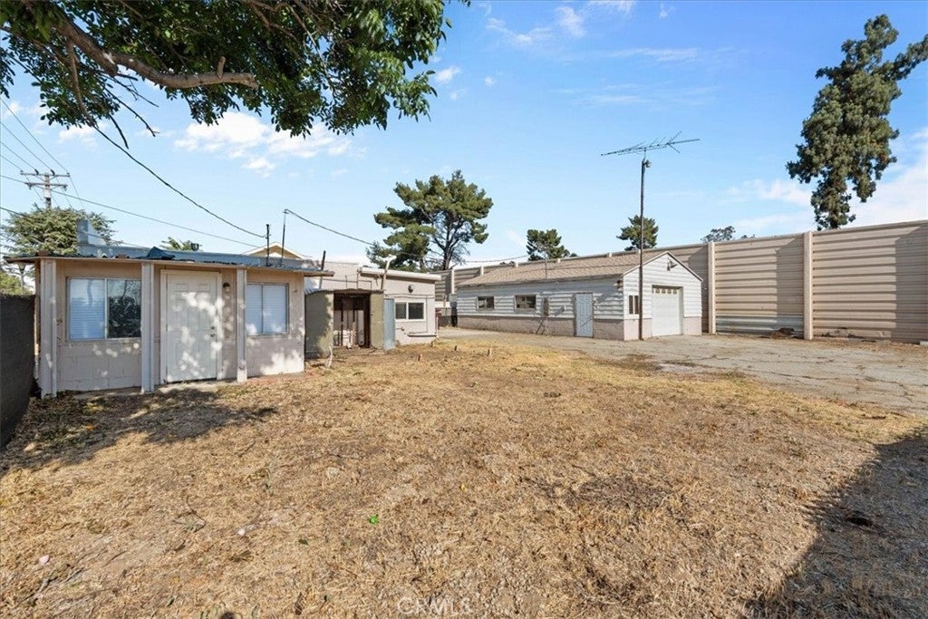 893 E 5th