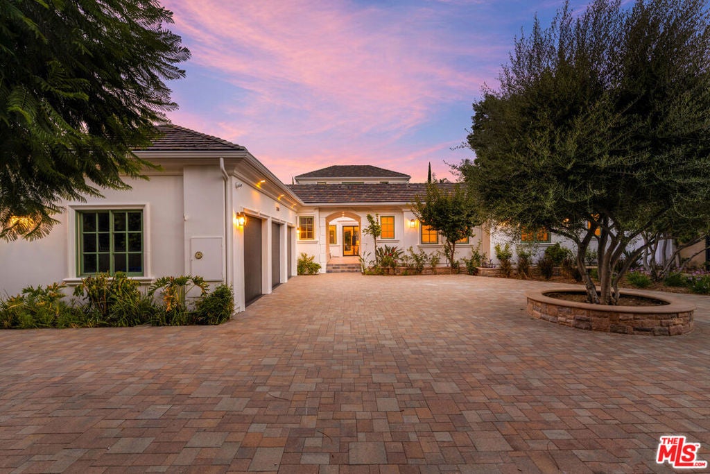 Photo of 23334 Ostronic Drive, Woodland Hills, CA 91367 (MLS # 26991905)