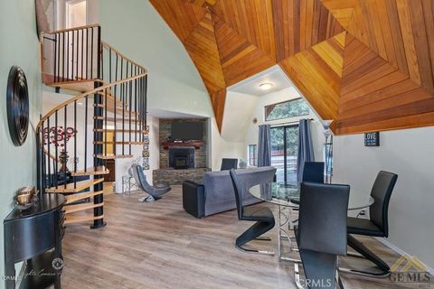 Photo of 1521 Zermatt Dr, Pine Mountain Club, CA 93222 (MLS # SR26073854)