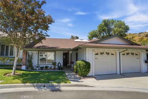 Photo of 19427 Oak Crossing RD, Newhall, CA 91321 (MLS # SR26101493)