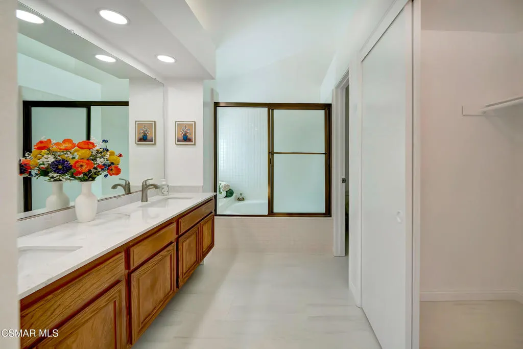 Thousand Oaks, California 91360, United States, 3 Bedrooms Bedrooms, ,2 BathroomsBathrooms,Residential,Pending,106291