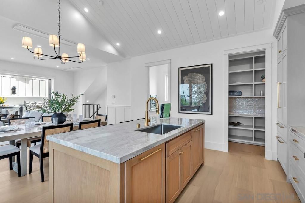 listing image 130728290061874555338