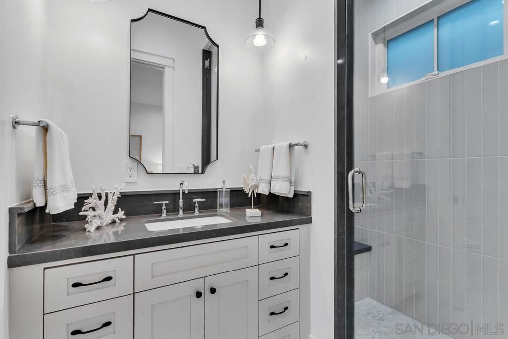 listing image 130725353261125659212