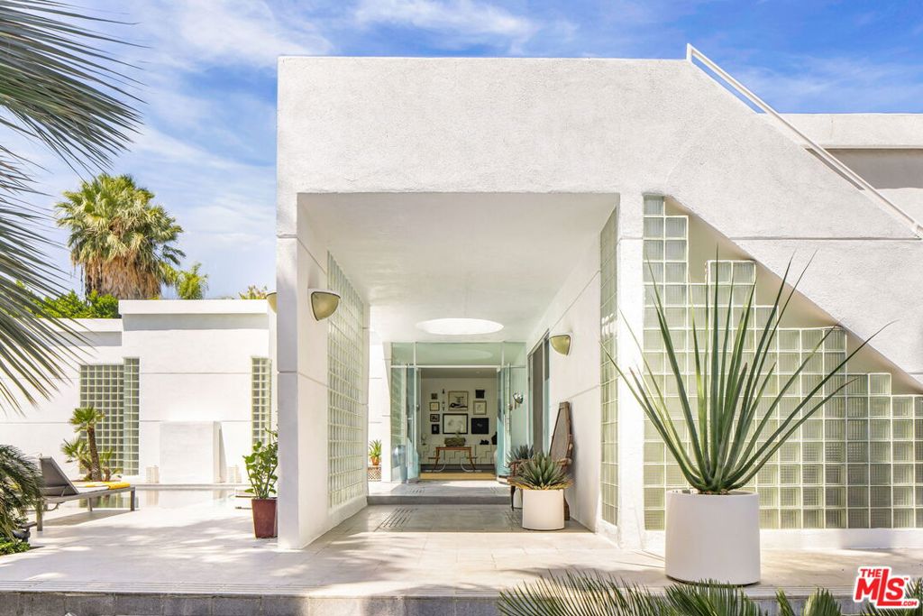 520 W Via Lola