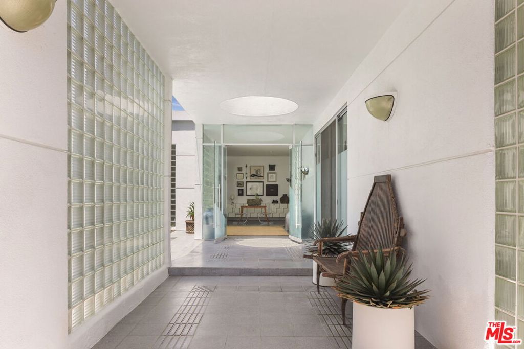 520 W Via Lola