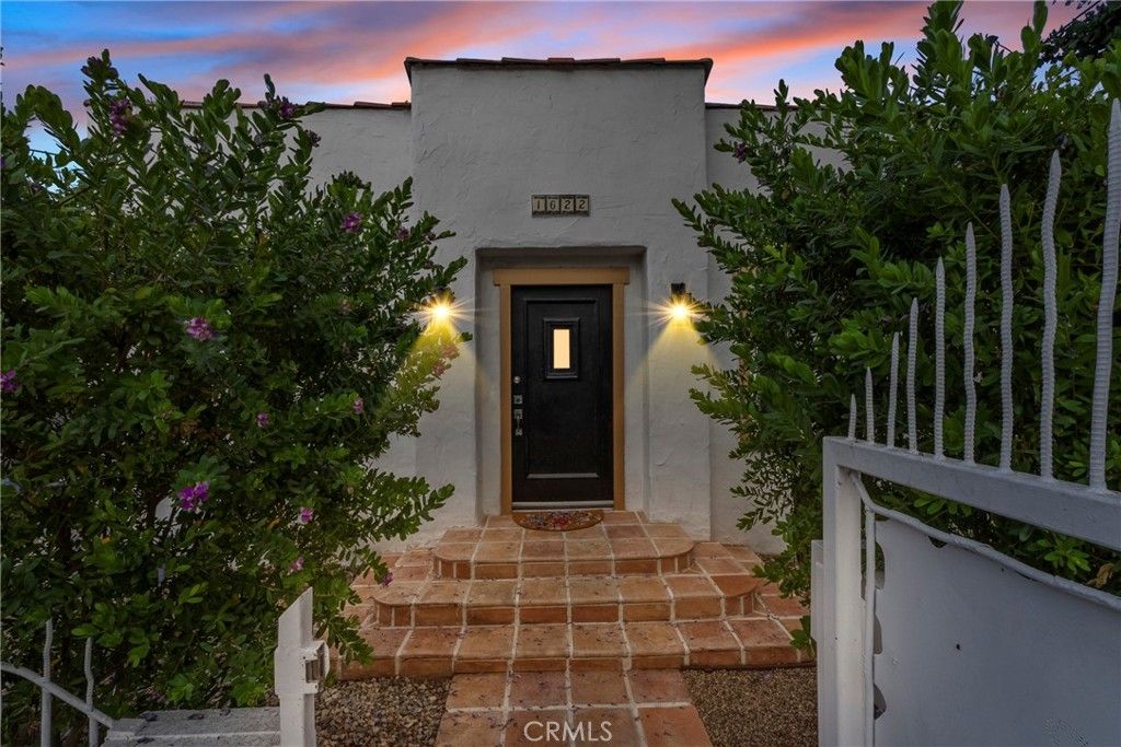 Photo of 1622 Alvira St, Los Angeles, CA 90035 (MLS # SR25240603)