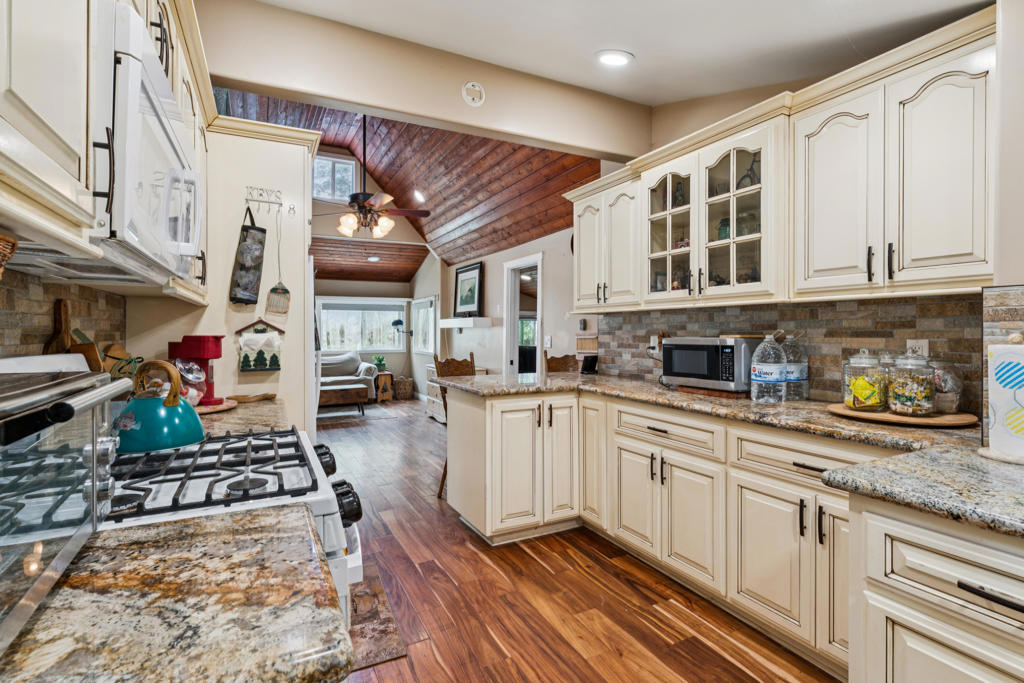 1557 Edge Cliff