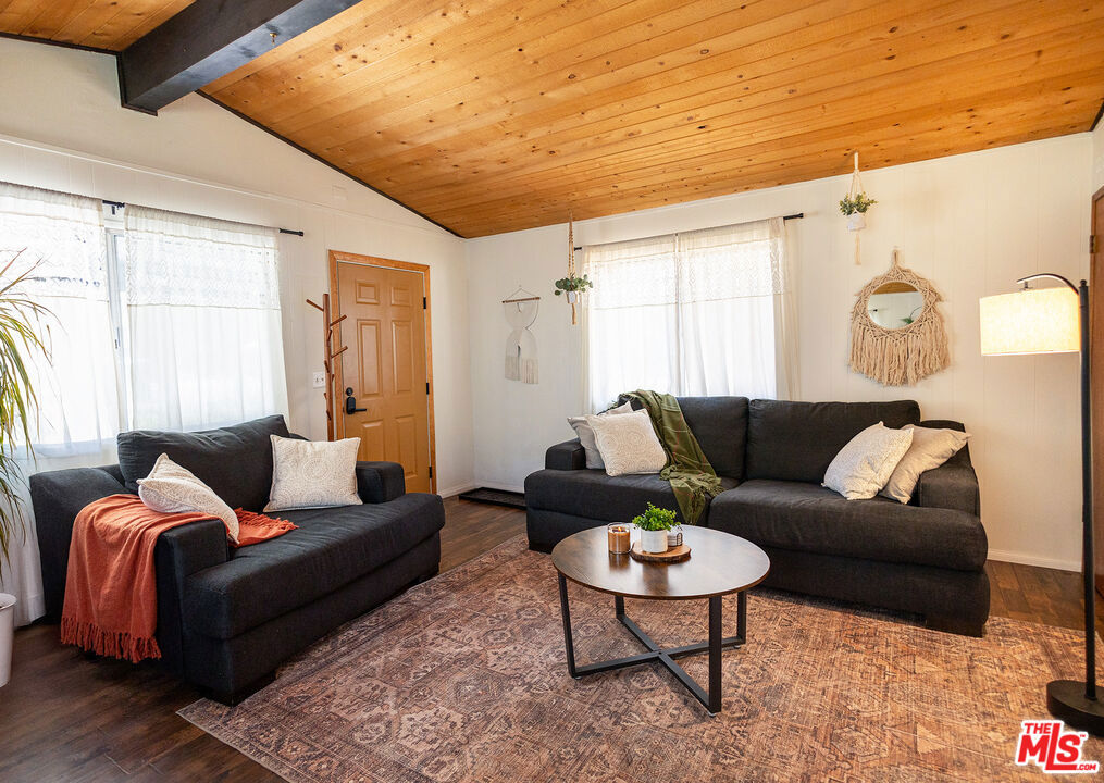 221 Angeles Boulevard