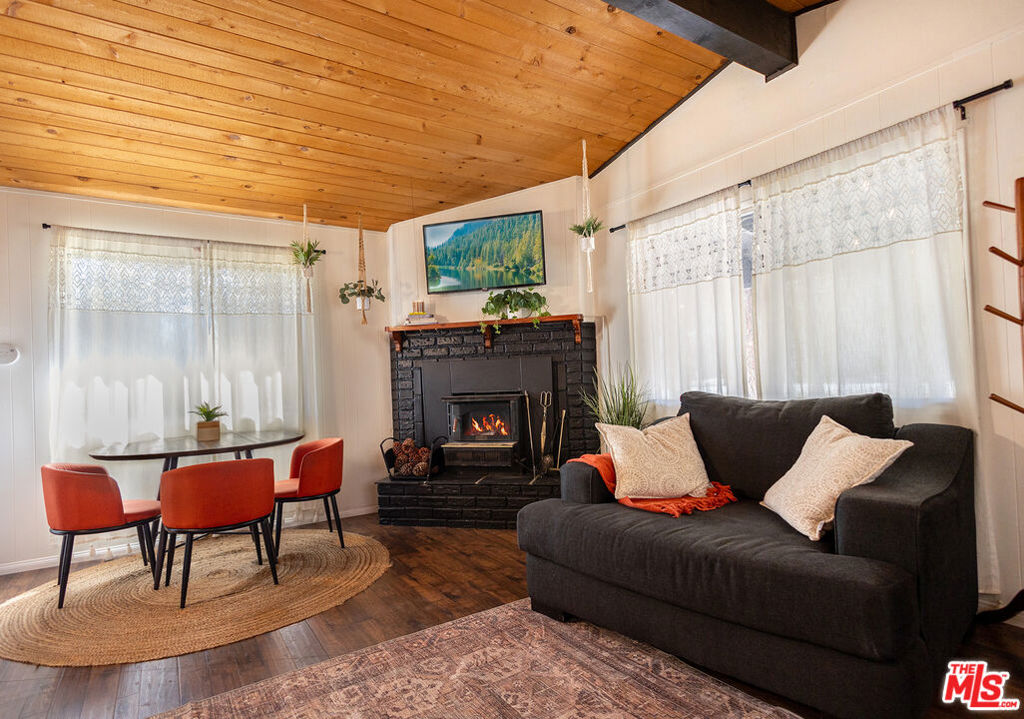 221 Angeles Boulevard