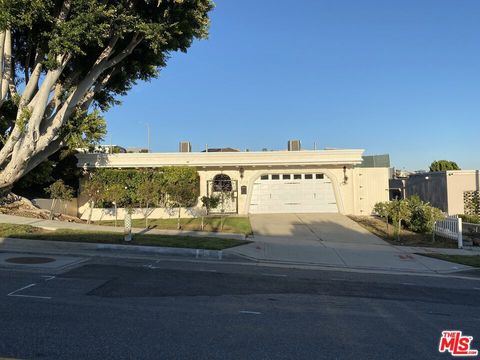 Photo of 3900 Castlerock Road, Malibu, CA 90265 (MLS # 26655297)
