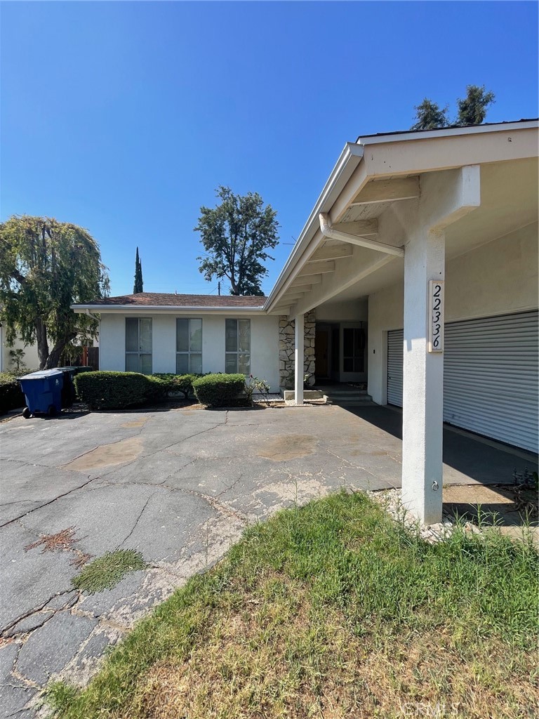 Offers are due by Tuesday July 29th at 1 pm. Here is an opportunity to purchase this home in a great area of woodland hills and update and remodel it to your liking and add value and built instant equity, it's also great for an investor that wants to remodel and add an ADU for a maximum value. House features a great open floor plan perfect for entertaining with a very large living room, family room and a separate dining area. Master bedroom has a large Walkin closet and sliding door to the back yard. This house is located in a quiet yet very close proximity to shops and public transportation, walking distance to the Village and the Westfield mall.