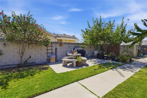 Tiny photo for 630 Janetwood DR, Oxnard, CA 93030 (MLS # SR26165608)