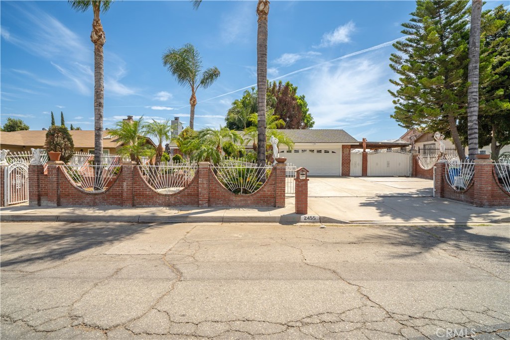 In the City of San Bernardino borderline with Rialto you will find a cozy and beautiful 3 bedrooms and 2 baths home, Seller has really put in a lot of love and work into this home with fresh interior paint, an Open and bright concept, cozy living room with fireplace, nice size bedrooms with good size baths. Step out to a spacious fenced in backyard with custom cement slab with a covered patio area, what a great home for BBQ's and parties with friends to gather and enjoy. Close to Schools, transportation, shopping, parks and easy access to 215 and 210 freeways. Come and see this great opportunity! It will not last!