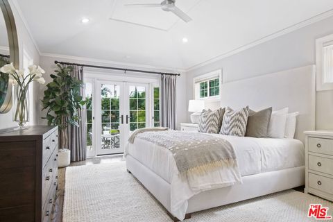 Photo of 8000 Westlawn Avenue, Los Angeles, CA 90045 (MLS # 25580303)