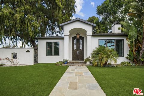 Photo of 8000 Westlawn Avenue, Los Angeles, CA 90045 (MLS # 25580303) Photo of 8000 Westlawn Avenue, Los Angeles, CA 90045 (MLS # 25580303)