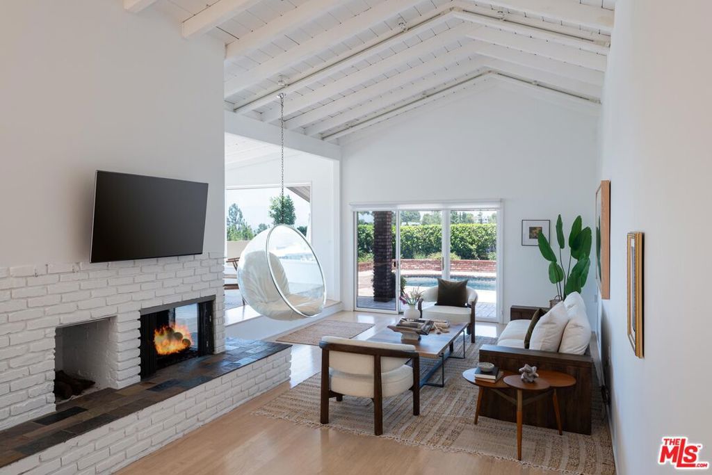 Photo of 15946 Tobin Way, Sherman Oaks, CA 91403 (MLS # 25596535)