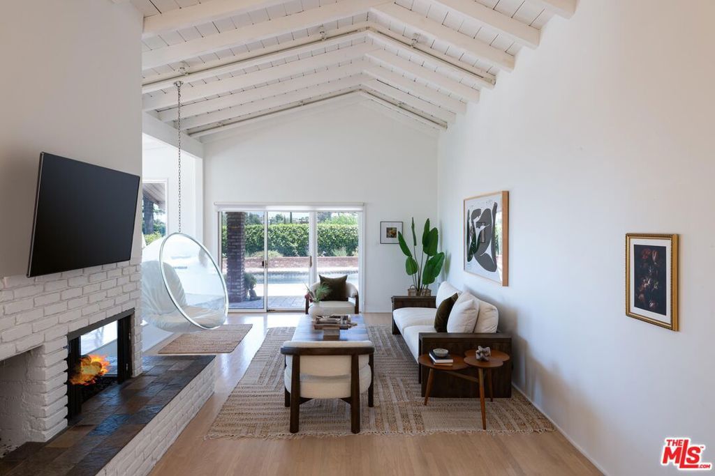 Photo of 15946 Tobin Way, Sherman Oaks, CA 91403 (MLS # 25596535)