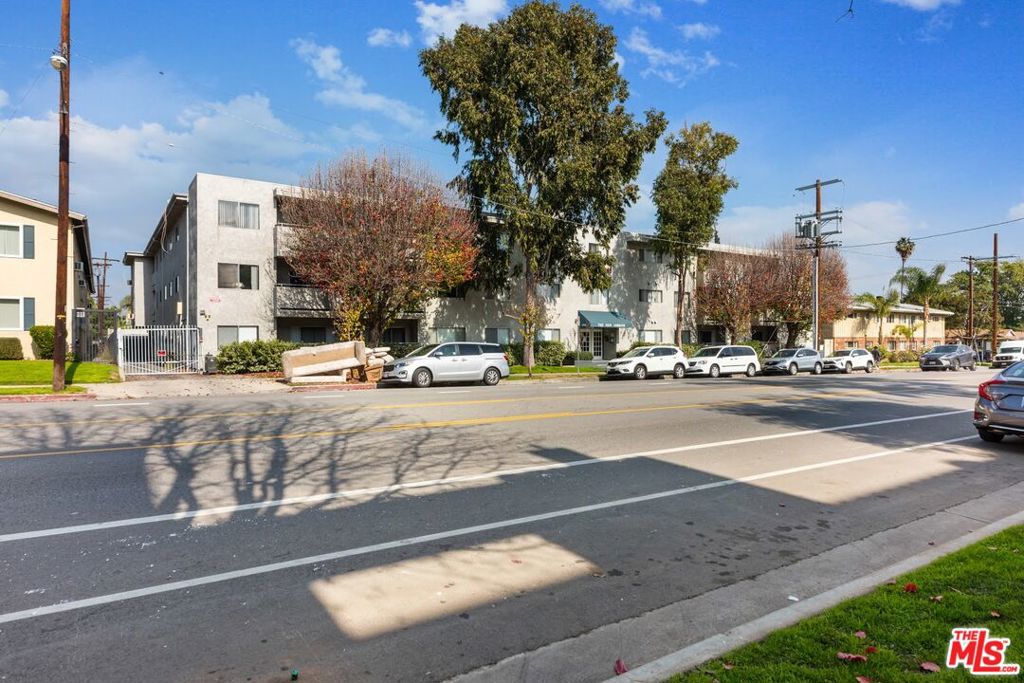 13951 Moorpark Street