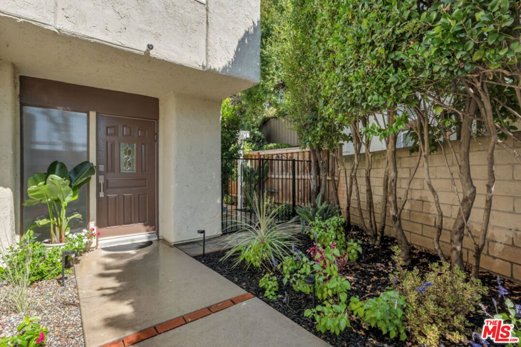 Photo of 603 Racquet Club Lane, Thousand Oaks, CA 91360 (MLS # 26672351)