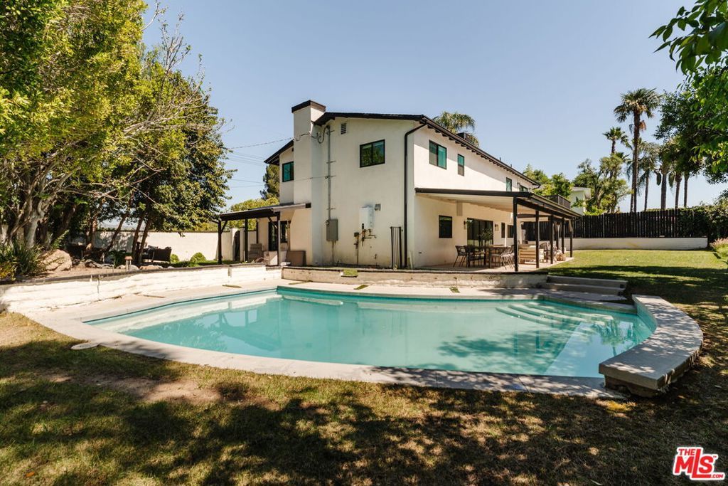 Photo of 23278 Aetna Street, Woodland Hills, CA 91367 (MLS # 25622853)