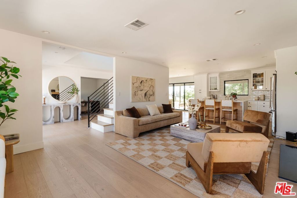 Photo of 23278 Aetna Street, Woodland Hills, CA 91367 (MLS # 25622853)