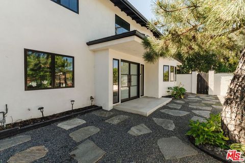 Photo of 23278 Aetna Street, Woodland Hills, CA 91367 (MLS # 25622853)