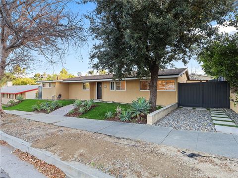 Photo of 20324 Oxnard Street S, Woodland Hills, CA 91367 (MLS # SR26020848)