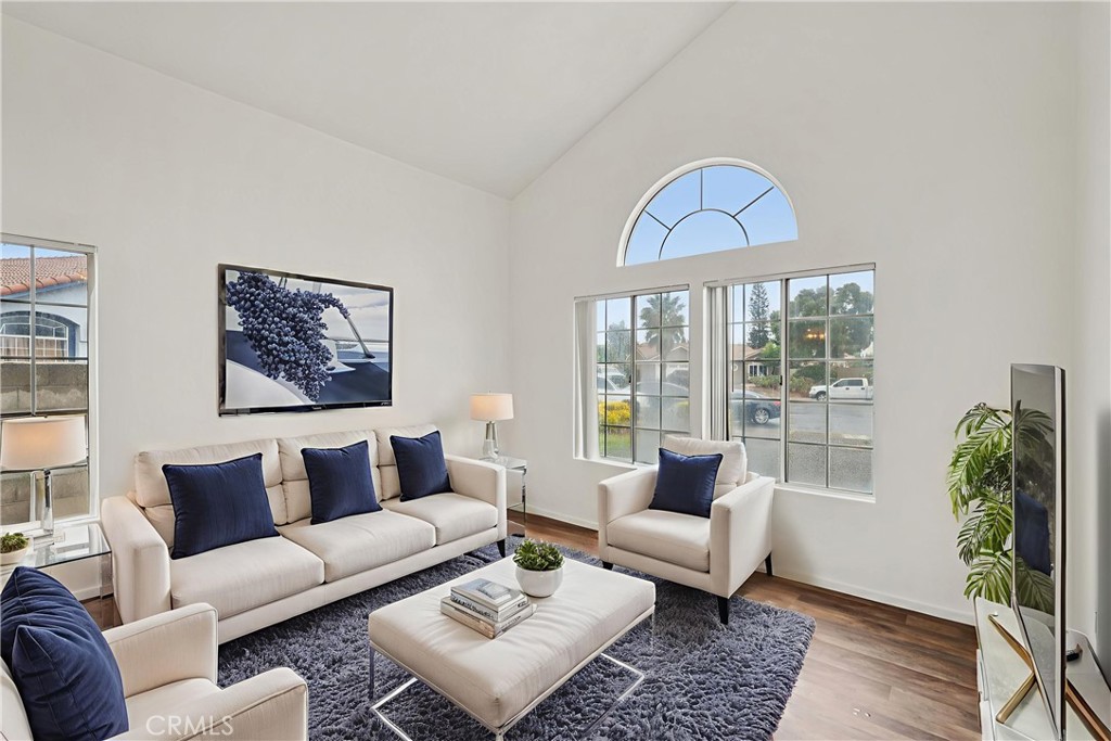 1044 N Mulberry Avenue