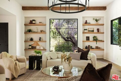 Photo of 735 N Orlando Avenue, Los Angeles, CA 90069 (MLS # 25600067) Photo of 735 N Orlando Avenue, Los Angeles, CA 90069 (MLS # 25600067)