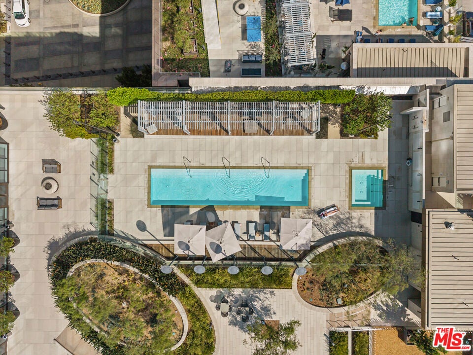 889 Francisco Street 907