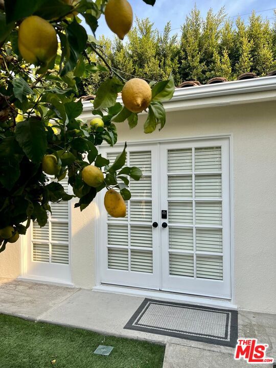 ***NOTE:THIS IS A GUEST HOUSE AND IS AVAILABLE FOR SHOWINGS AND LEASE NOW***Private Studio Backhouse available in the heart of Beverly Hills and Pico-Robertson. Walking distance to Pico, and many shops, restaurants, parks, places of worship, and more. Street parking only, No Pets. No Laundry Onsite. For More Info or to Schedule a Viewing, please contact our Leasing Team today!-Parking available for 1 car (compact space)