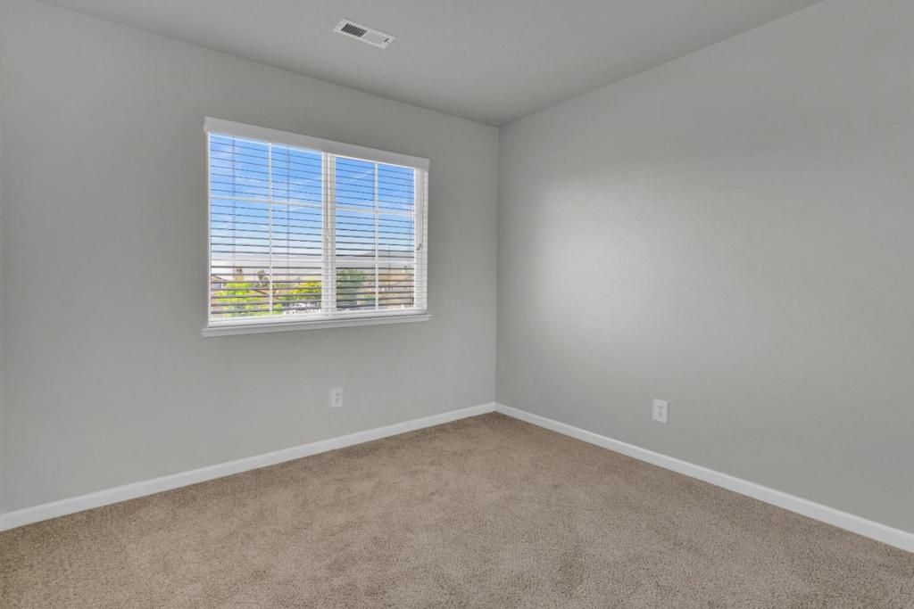 listing image 130727362716944797300
