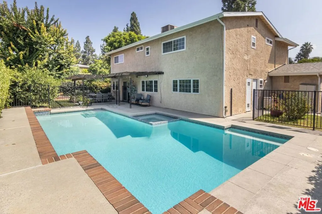 Northridge, California 91324, United States, 5 Bedrooms Bedrooms, ,3 BathroomsBathrooms,Residential,Pending,203065