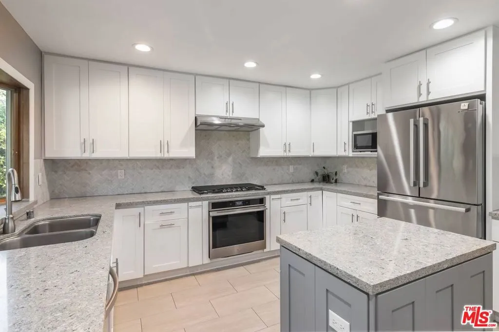 Northridge, California 91324, United States, 5 Bedrooms Bedrooms, ,3 BathroomsBathrooms,Residential,Pending,203065