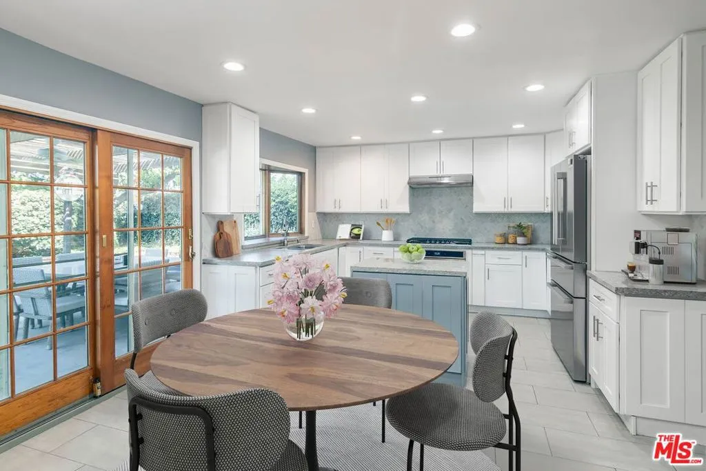 Northridge, California 91324, United States, 5 Bedrooms Bedrooms, ,3 BathroomsBathrooms,Residential,Pending,203065