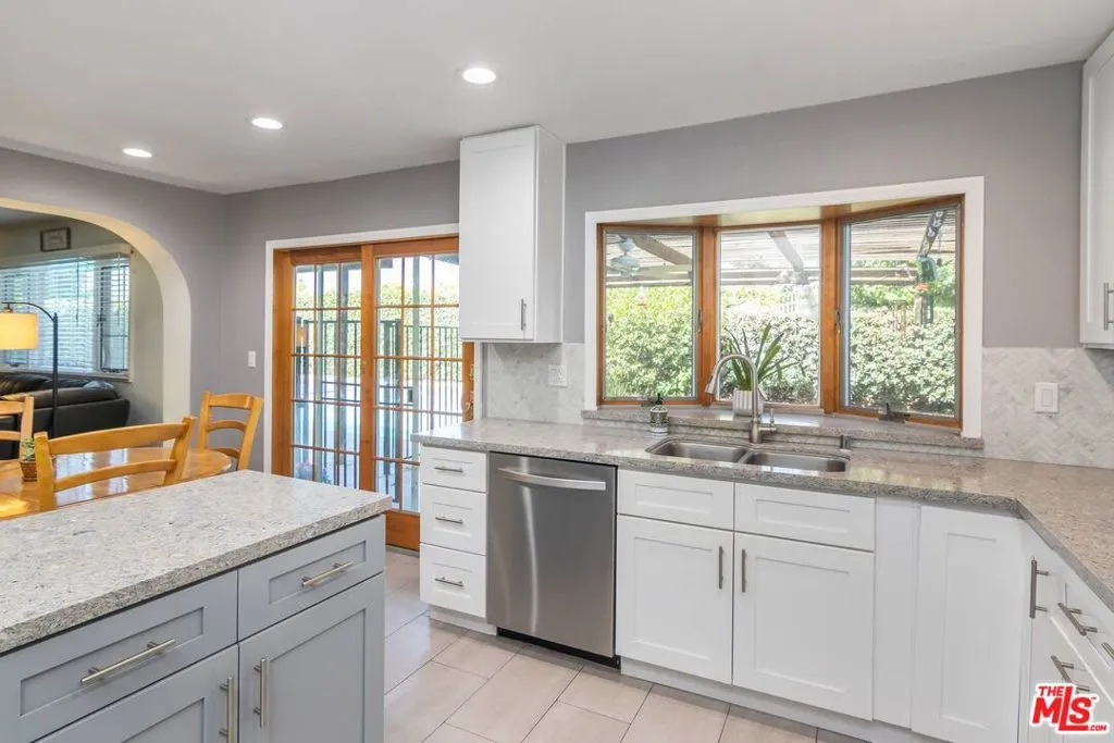 Northridge, California 91324, United States, 5 Bedrooms Bedrooms, ,3 BathroomsBathrooms,Residential,Pending,203065