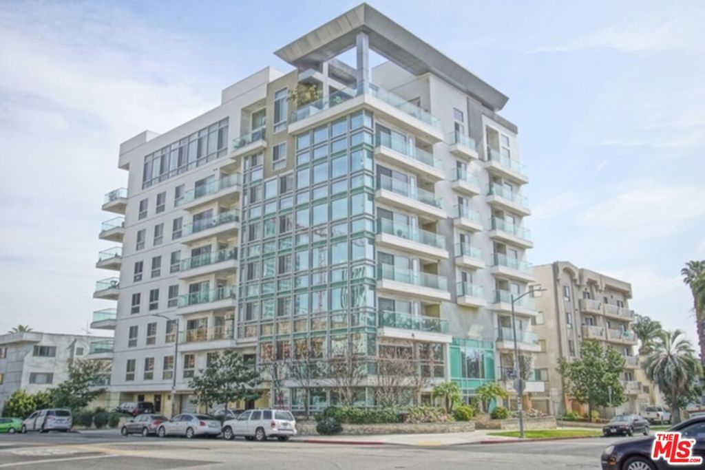 Photo of 702 S Serrano Avenue #504, Los Angeles, CA 90005 (MLS # 26654945)