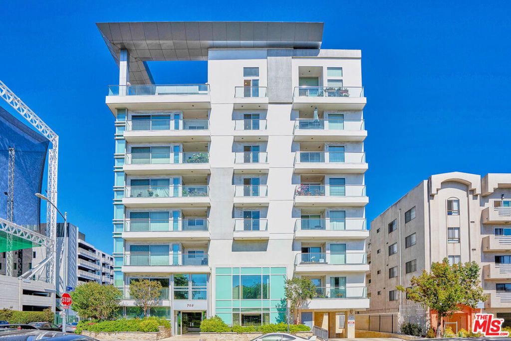 Photo of 702 S Serrano Avenue #504, Los Angeles, CA 90005 (MLS # 26654945)