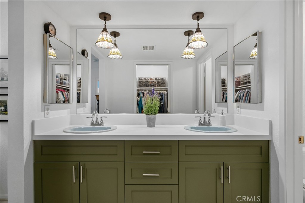 Stylishly updated South Redlands condo featuring nearly 1,200 square feet of comfortable living. The fully renovated kitchen shines with modern finishes, while brand-new luxury vinyl plank flooring flows seamlessly throughout. Includes indoor laundry, covered parking beneath the building, and a dedicated storage closet. Enjoy HOA amenities such as a sparkling pool, spa, clubhouse, tennis court, and beautifully landscaped grounds. A turnkey opportunity in a desirable location—perfect for effortless living.