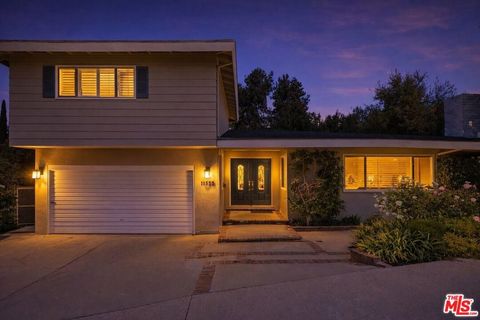 Photo of 11555 Duque Drive, Studio City, CA 91604 (MLS # 26648691)