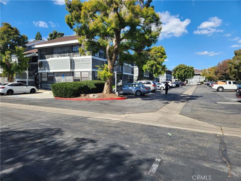 Photo of 960 W 17th St, Santa Ana, CA 92706 (MLS # SR25276988)