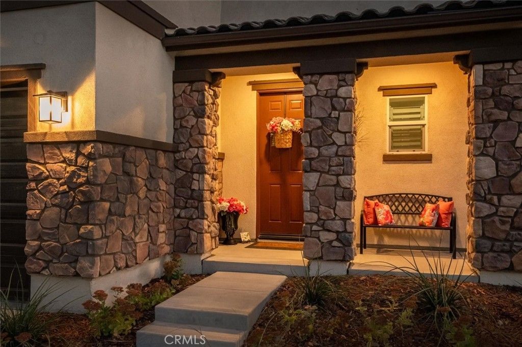 Photo of 20912 Silvergate Way, Newhall, CA 91321 (MLS # SR25226266)